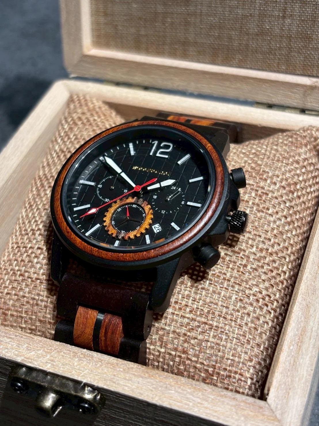 ボディとベルトに天然木を採用したクロノグラフ時計。ぬくもりある
