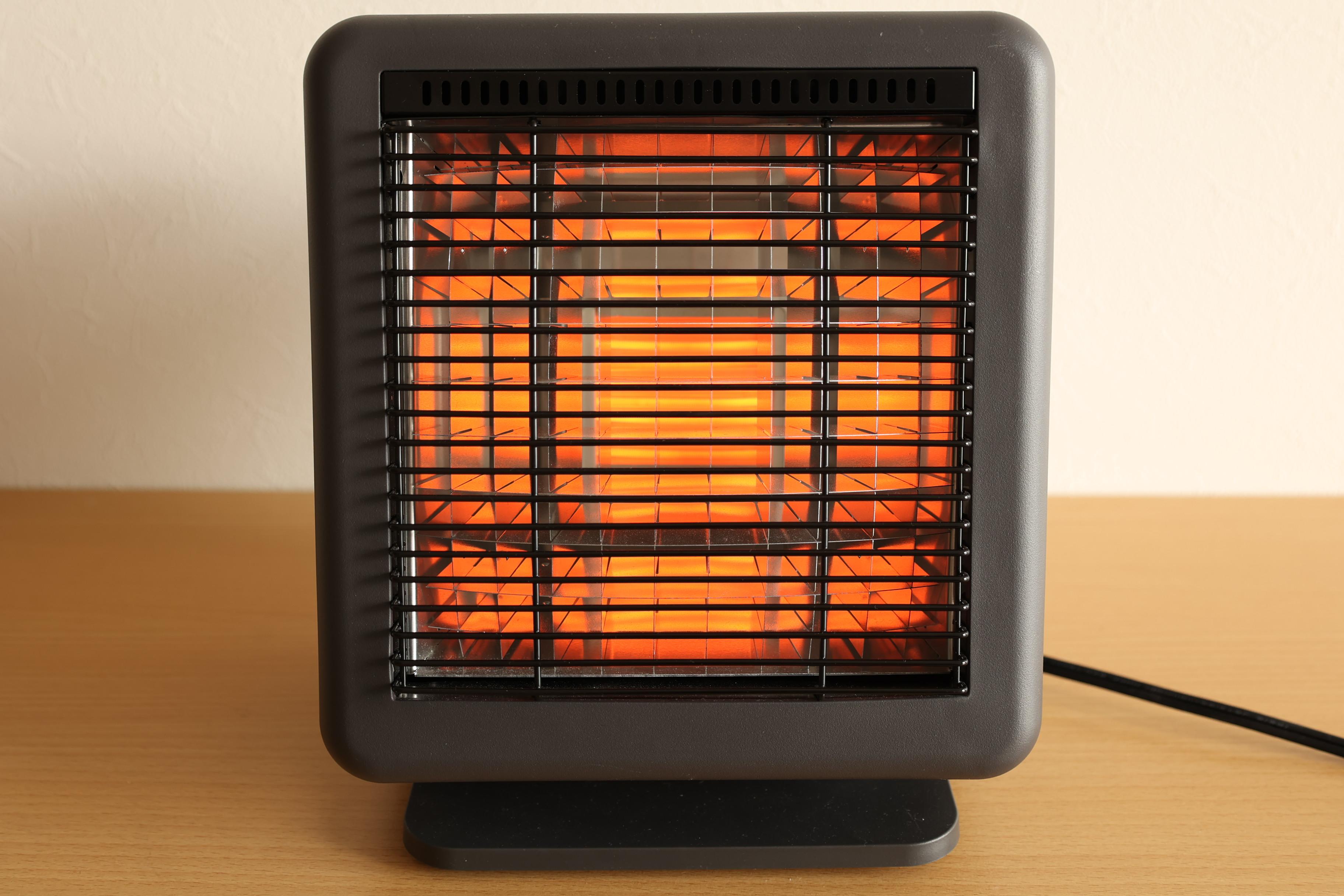 低電力・小型ながらしっかり足元が暖まる！ニトリの「リフレクト