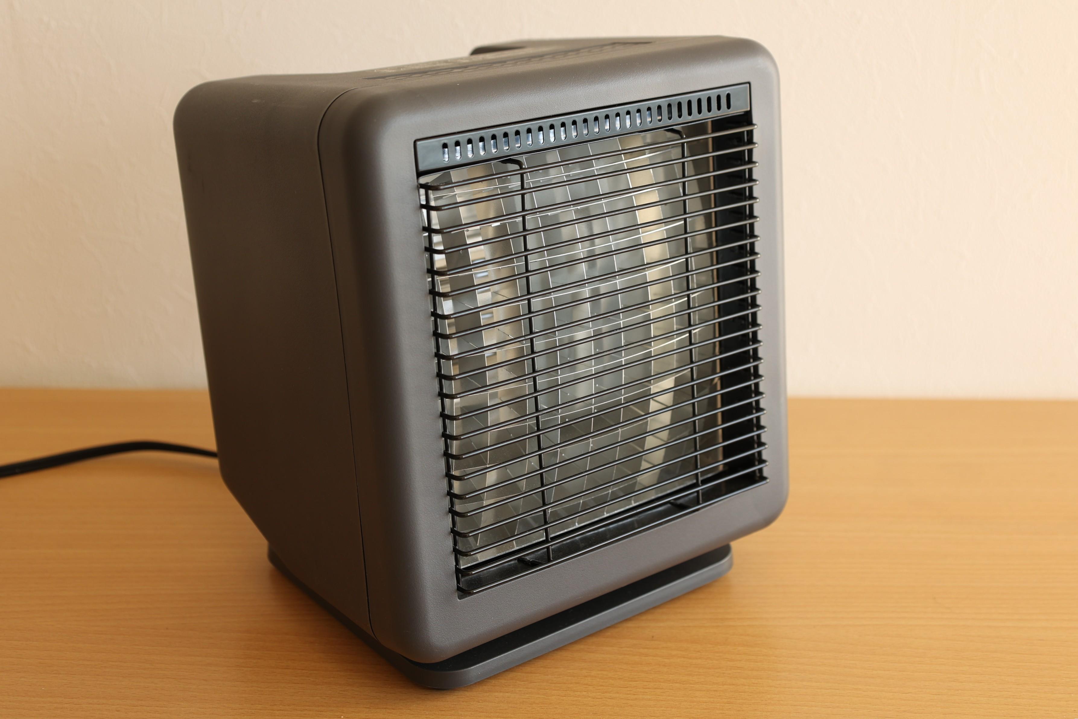 低電力・小型ながらしっかり足元が暖まる！ニトリの「リフレクト