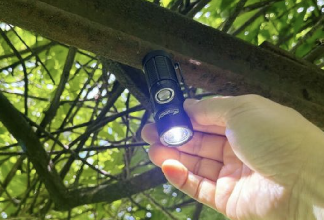 爆光で350m先まで明るく照らす。磁石でくっつくのも便利な、ほぼ親指