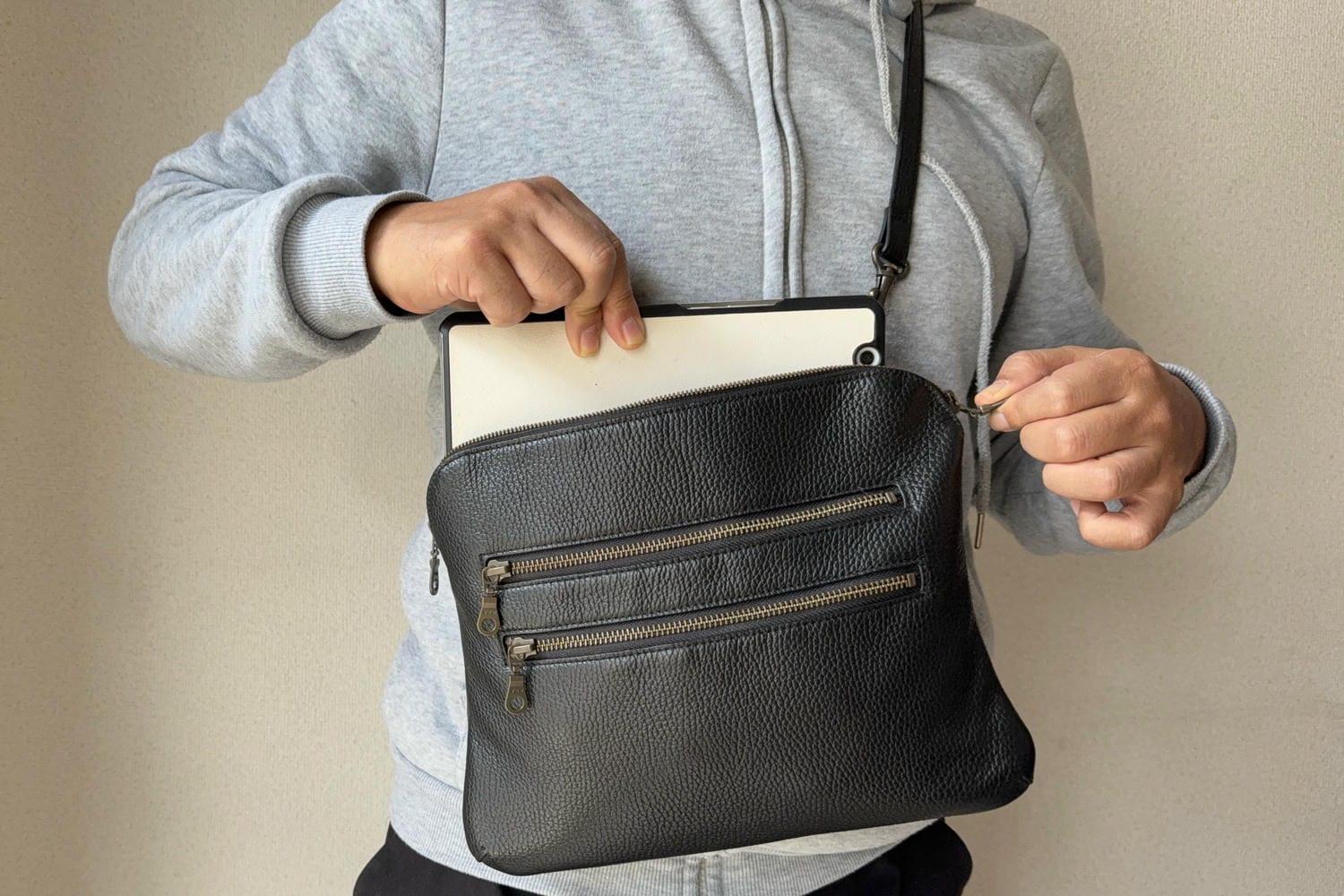 iPad miniも余裕。3タイプに姿を変えるバッグが「持ち物の正解」でした