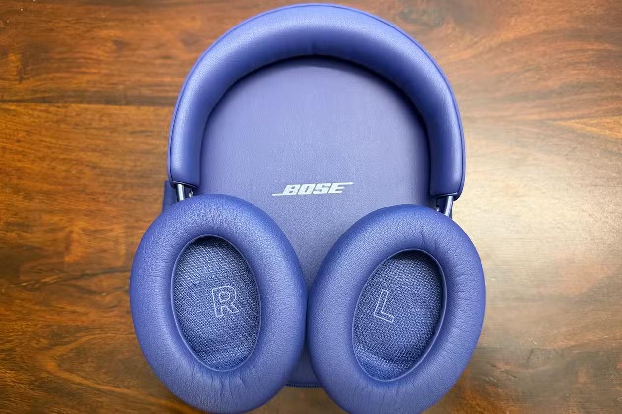 Boseの最新ヘッドホンなら「一段上の静寂」が手に入る。空の旅の相棒は