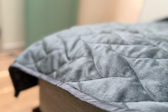 ずっしりとした重さに包まれる安心感。朝までぐっすり眠れた感覚を味わえると噂の掛け布団