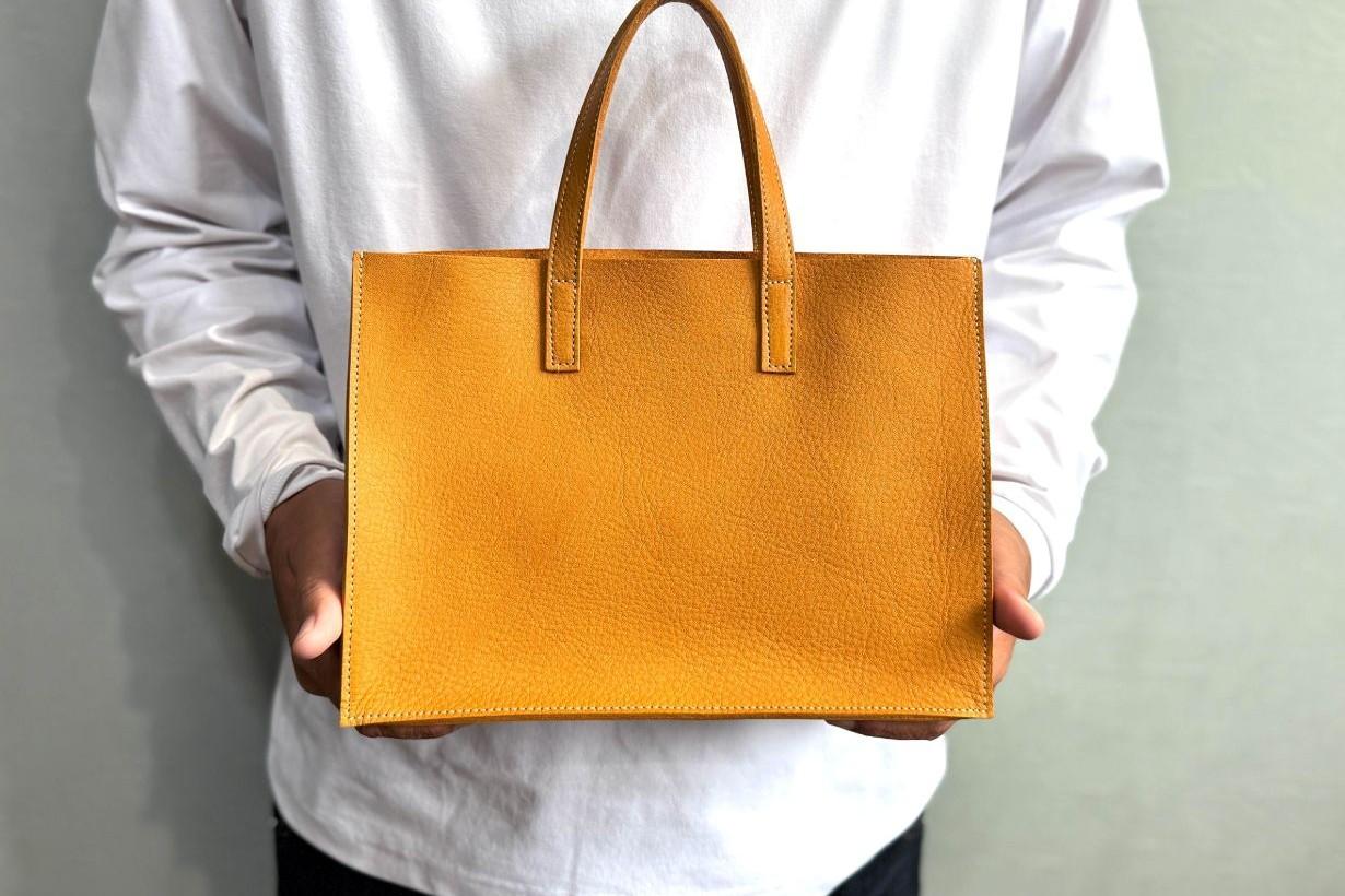 荷物を減らして心も軽く。財布も内蔵したシンプルイズベストな本革