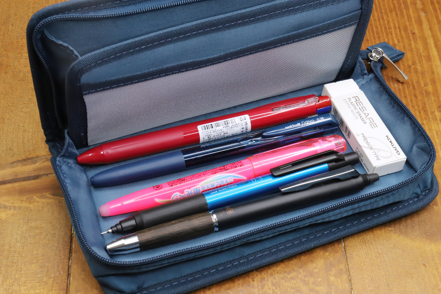 ほかには替えが効かない」使いやすさ…！ メモ帳もペンも保管できる