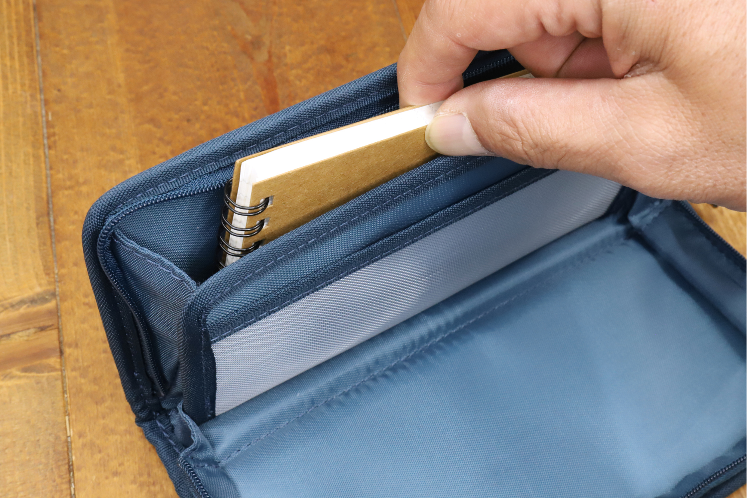 ほかには替えが効かない」使いやすさ…！ メモ帳もペンも保管できる 