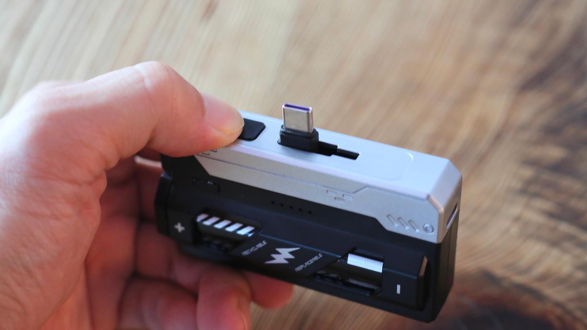 2台同時の充電OKのわずか40gの大容量モバイルバッテリー。重い