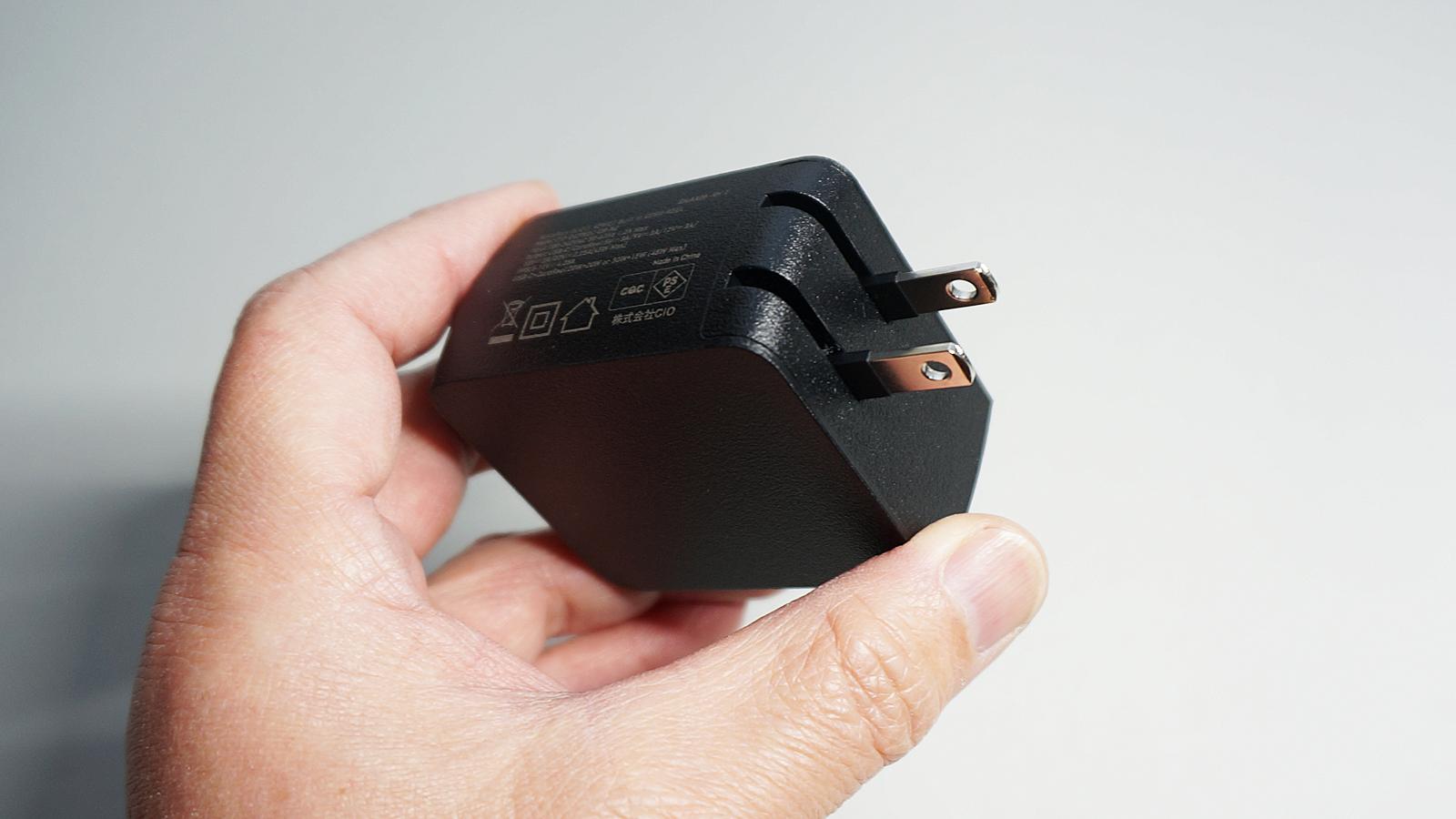 充電器の進化系は、シャッターで「ケーブルを完全格納」。クレバーな上