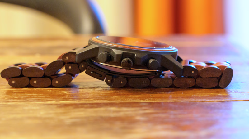 軽くて温かい質感の天然木製クロノグラフ時計。時間を見るたび気持ちが