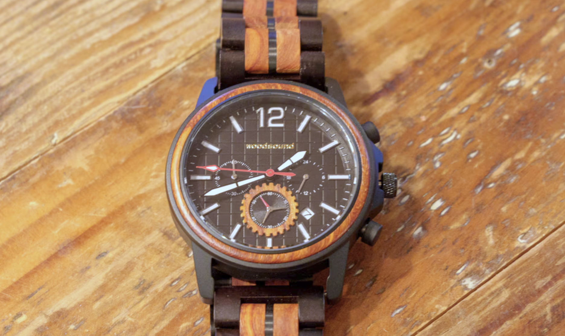 軽くて温かい質感の天然木製クロノグラフ時計。時間を見るたび気持ちが