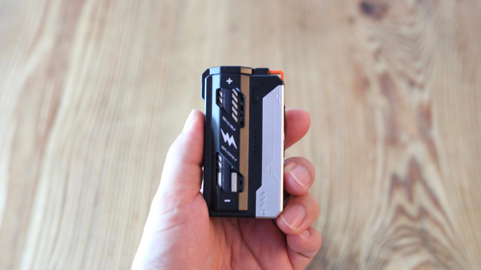 2台同時の充電OKのわずか40gの大容量モバイルバッテリー。重い