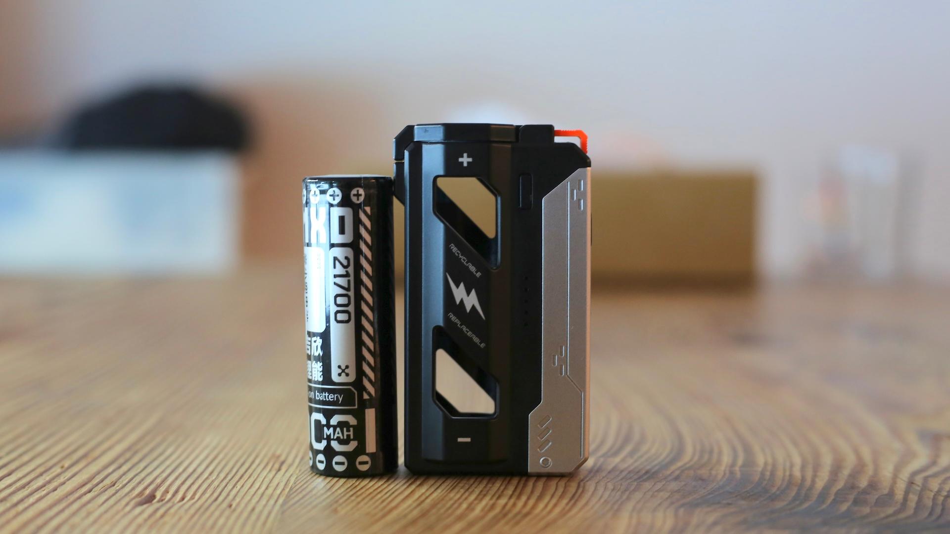 2台同時の充電OKのわずか40gの大容量モバイルバッテリー。重い