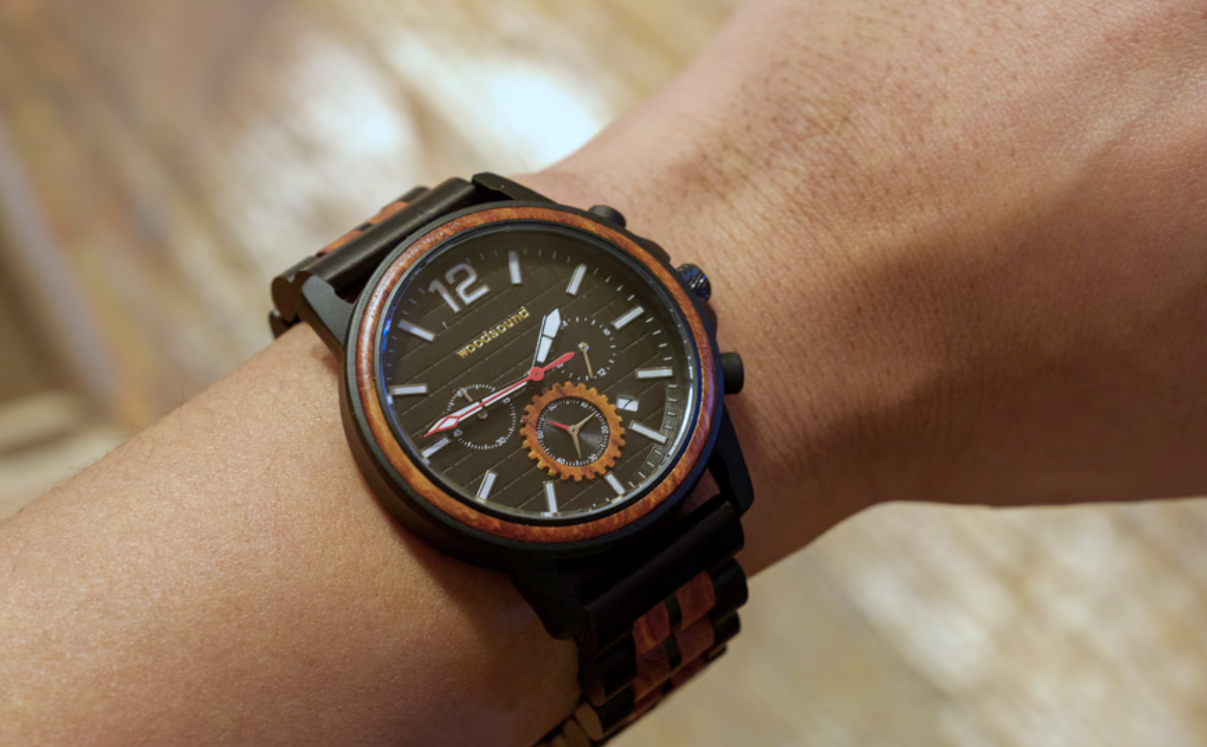 時間を見るたび気持ちがゆるむ。軽くて温かい質感の天然木製クロノ