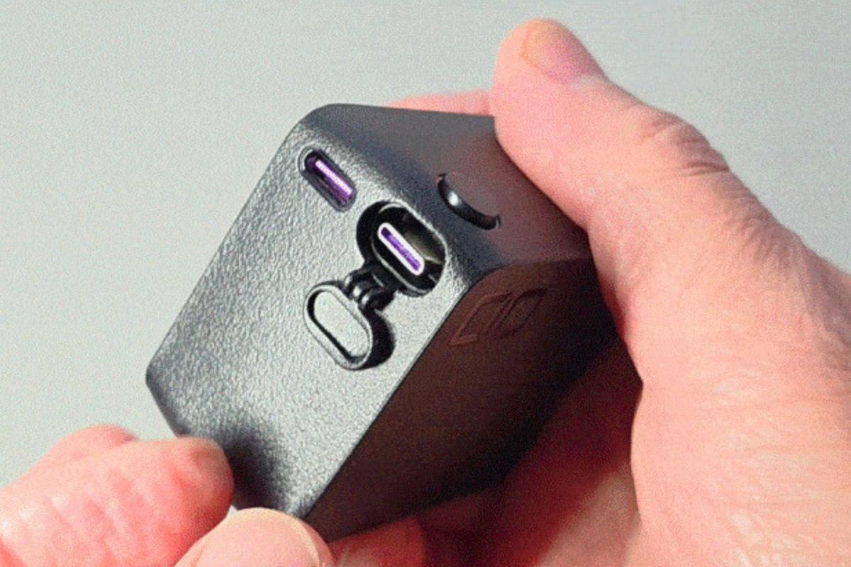 シャッター式でケーブルが完全に隠せるCIOの充電器がスマート