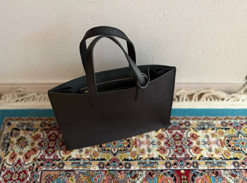 財布が一体化した本革トートバッグ。ちょうどいいサイズ感と上品さで