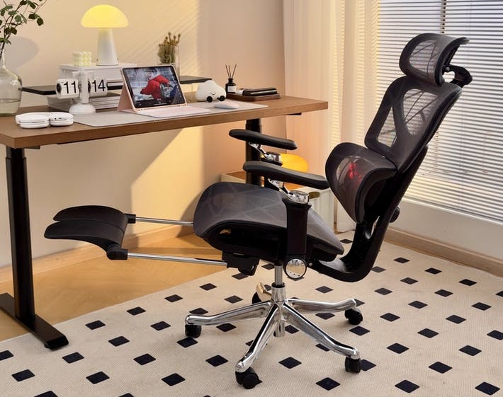 145度リクライニングにオットマン。ほぼ「寝れる」ワークチェアを