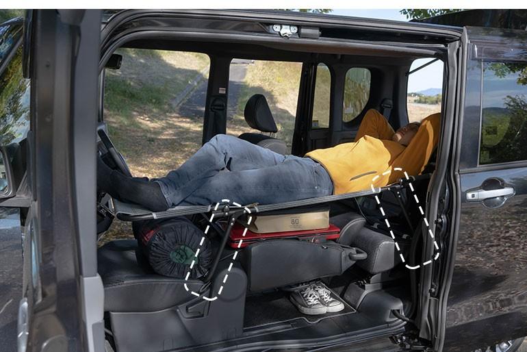 折り畳み式の車中泊専用ベッドで愛車が「移動式ホテル」に変身。この