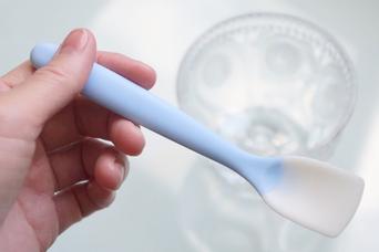 ヨーグルト用は表の顔。「隅にピタッと届くスプーン」でパウチ飯を残さず平らげる裏技