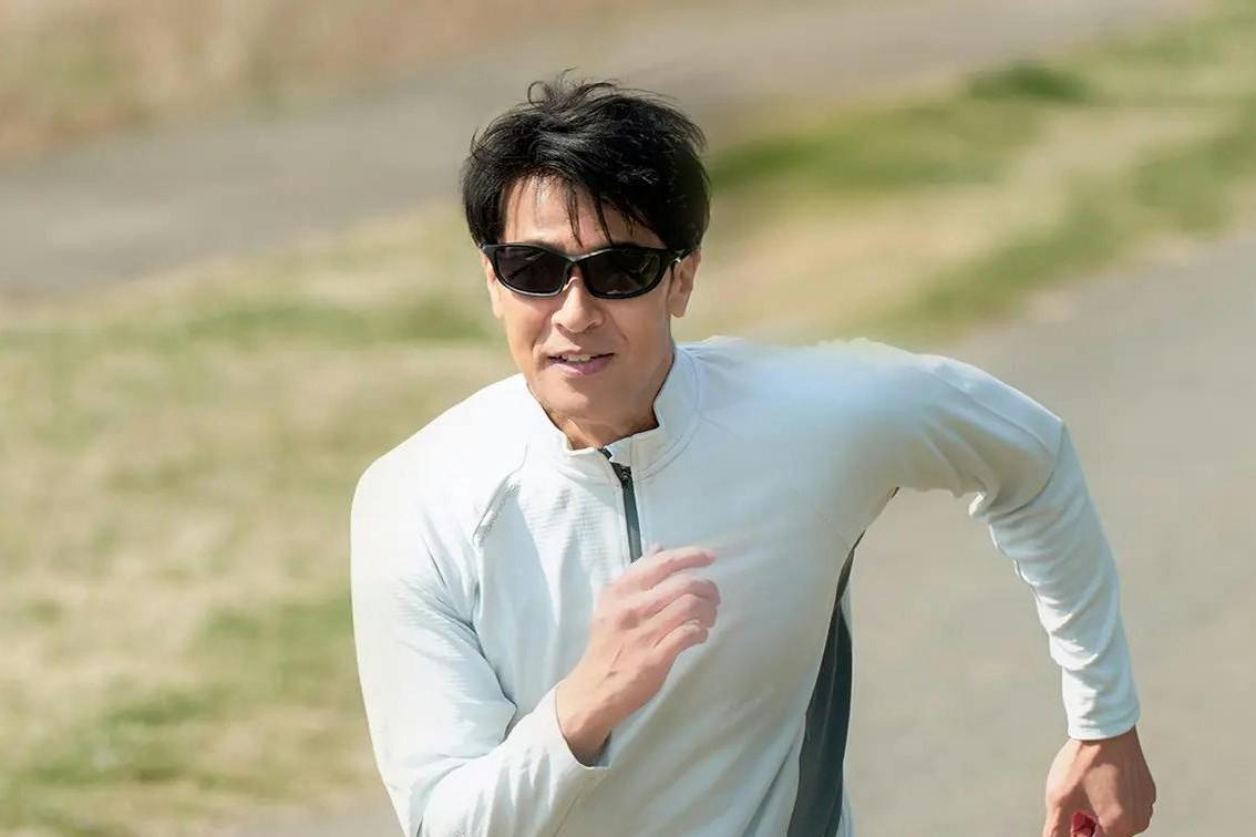 科学の力で眩しさを抑える。スイス陸軍が認めたメラニンカーボンレンズ