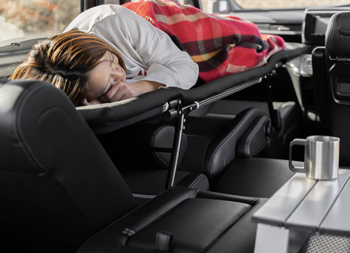 折り畳み式の車中泊専用ベッドで愛車が「移動式ホテル」に変身。この