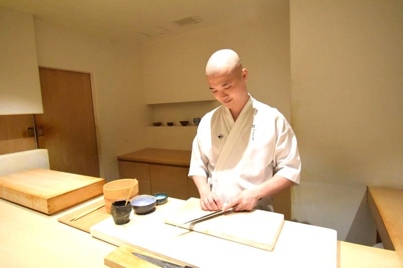 銀座の高級すし店・はっこくで働く深澤宏樹さん。新卒で入社したアクセンチュアを辞め、すし職人にキャリアチェンジした。