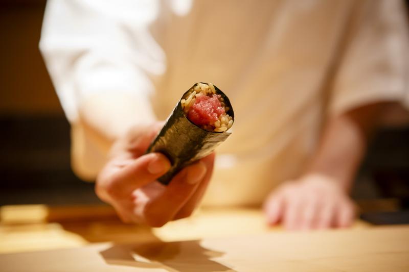 海外でも働ける「手に職」になる仕事として、すし職人は注目されている。
