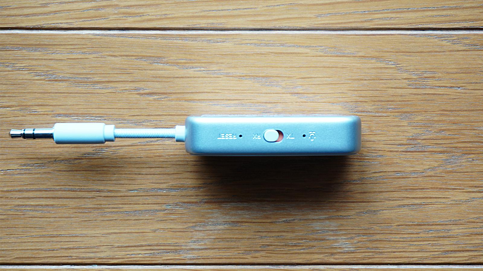 深夜のテレビも飛行機も「愛用イヤホンで無線視聴」。Bluetoothなし機