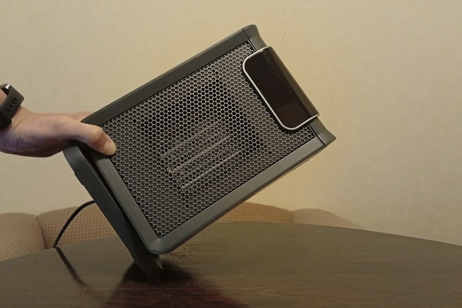脱衣所が寒い問題」ついに解決。数秒で温風が出るAmazonベーシックの