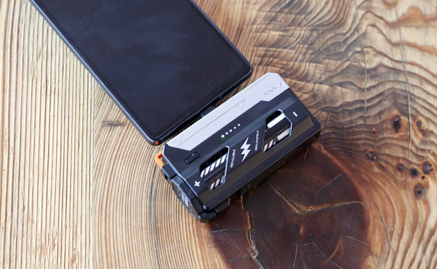 新品未開封 バワーバンク KWJ-111 25000mAh スマホ充電 2台同時の充電OKのわずか40gの大容量モバイルバッテリー。重い