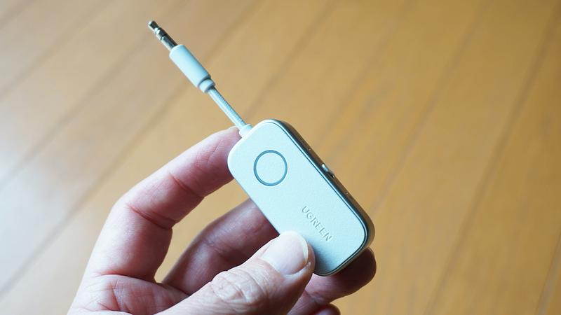 深夜のテレビも飛行機も「愛用イヤホンで無線視聴」。Bluetoothなし機 