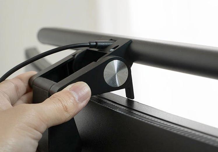 こんなのが欲しかった！ウェブカメラ付きライトでデスクが超スマートに