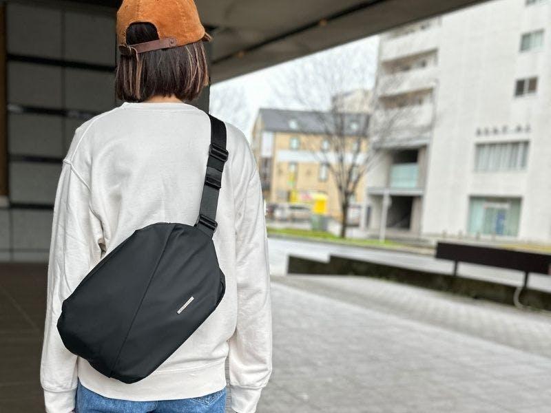 収納力」と「薄さ」は両立できる。中身が迷子にならない5.4Lバッグの