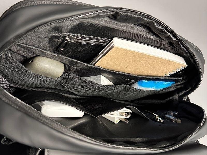 収納力」と「薄さ」は両立できる。中身が迷子にならない5.4Lバッグの