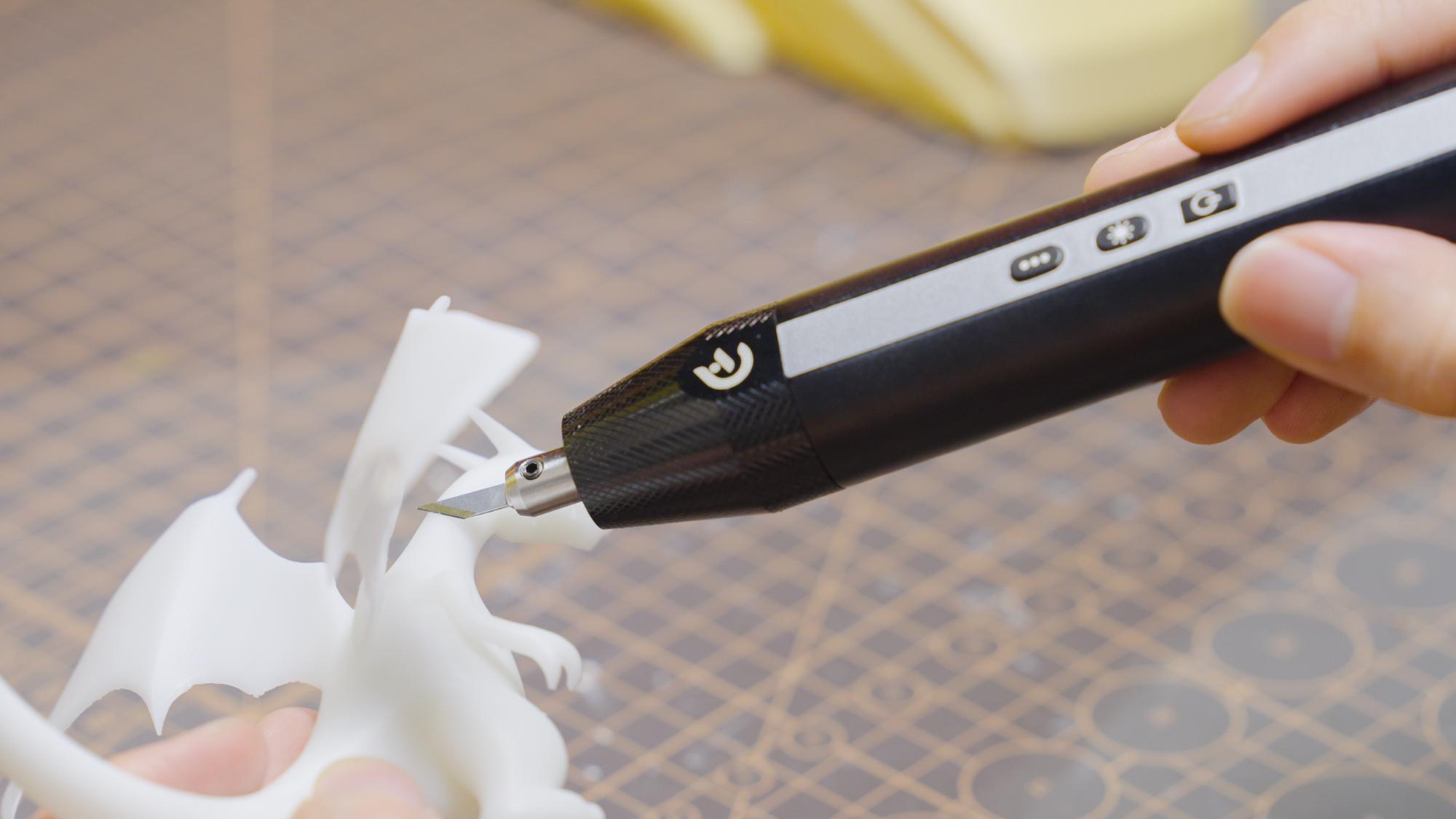 コードがないって快適だよね。どこでも使える超音波カッターでクラフト