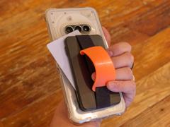 リング付きケースの弱点を取っ払った背面アクセサリー。お財布的にも使えて便利！ | ライフハッカー・ジャパン