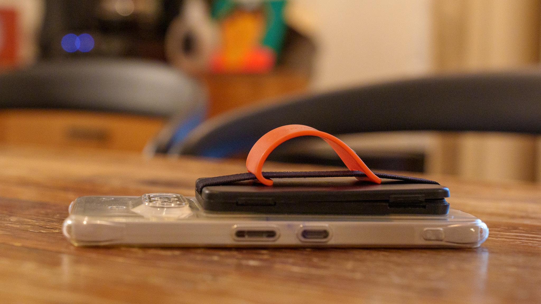 リング付きケースの弱点を取っ払った背面アクセサリー。お財布的にも