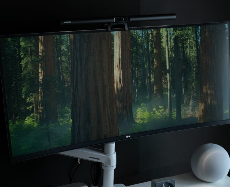 こんなのが欲しかった！ウェブカメラ付きライトでデスクが超スマートに