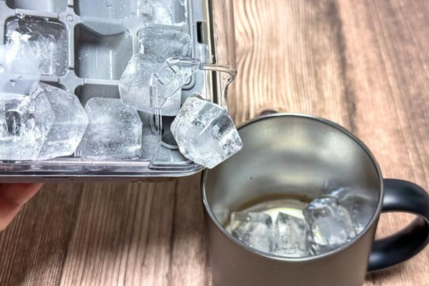 3COINSの製氷器はワンプッシュでポロリ。氷に触らずに1個ずつグラスに