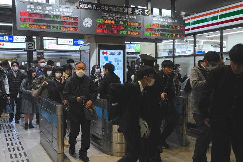 県庁所在地の駅にも関わらず自動改札がないため、通勤ラッシュ時間帯でも駅員が切符を直接回収する。