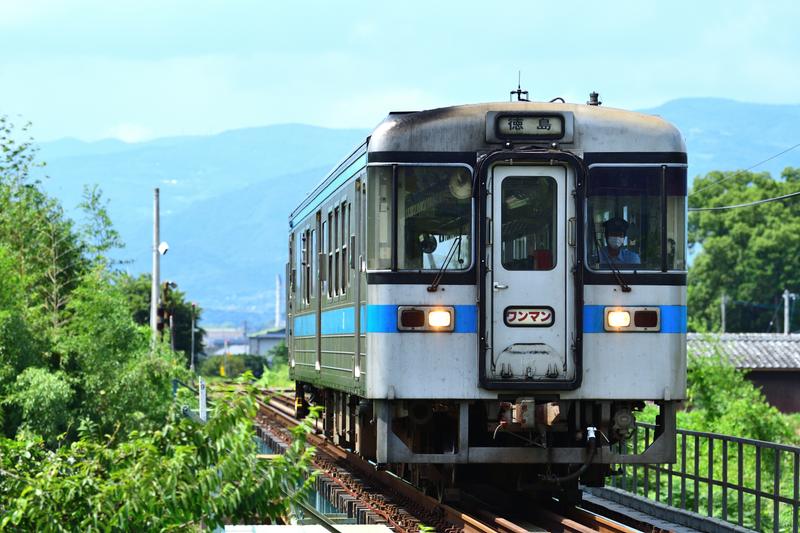 四国では大半の路線が電気ではなくディーゼルを動力源としているため、「汽車」と呼ばれることも。当然、路線は単線で、1両でのワンマン運転が多い。