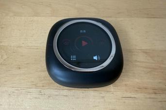 腕につけないスマートウォッチ? 音楽も翻訳もこれ1台で完結するギミック