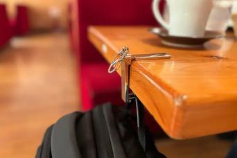 カフェでバッグの置き場に困るの、もう終わりにしましょう