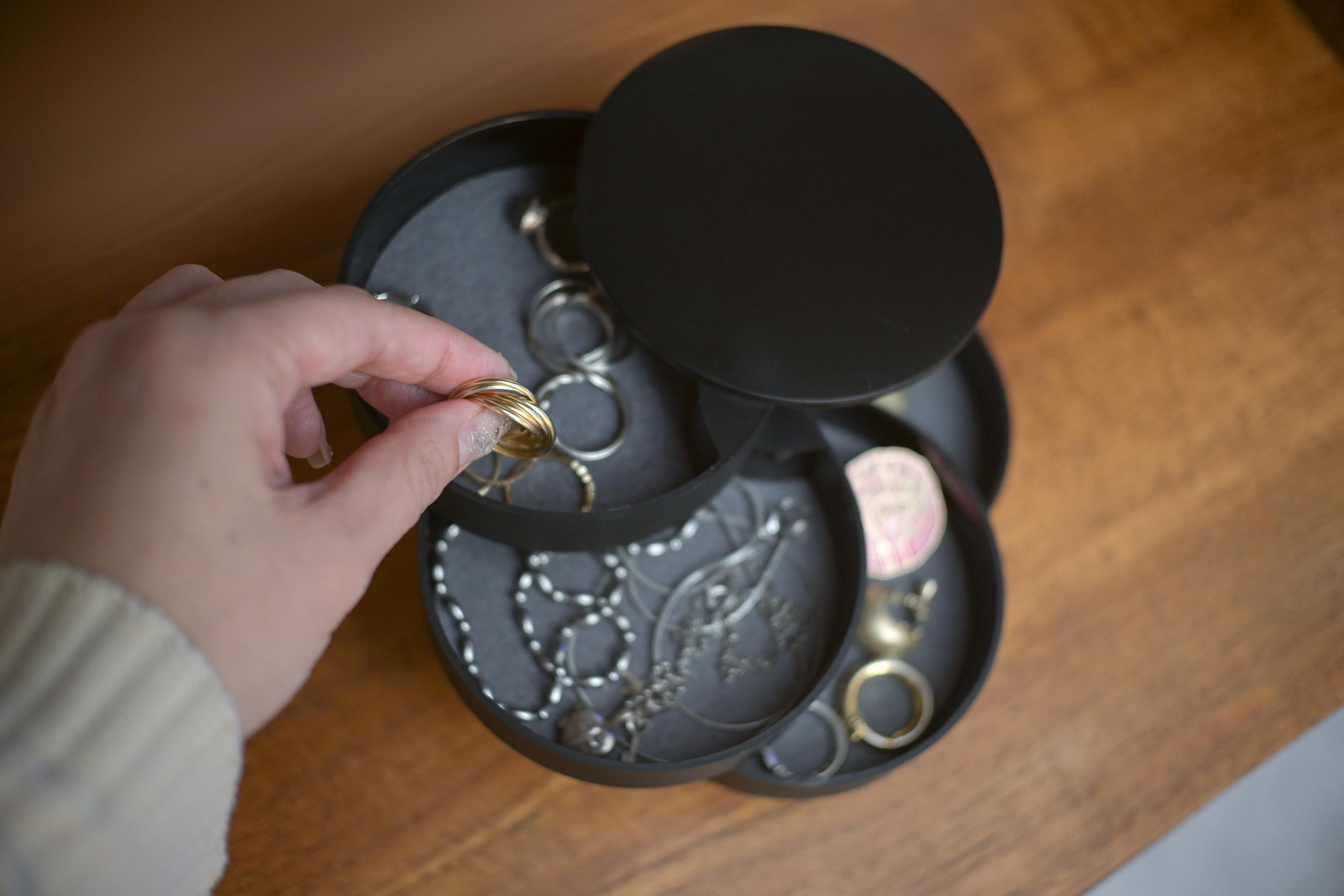 掃除後、キレイを保てない勢へ。アクセは山崎実業のトレイで「ざっくり