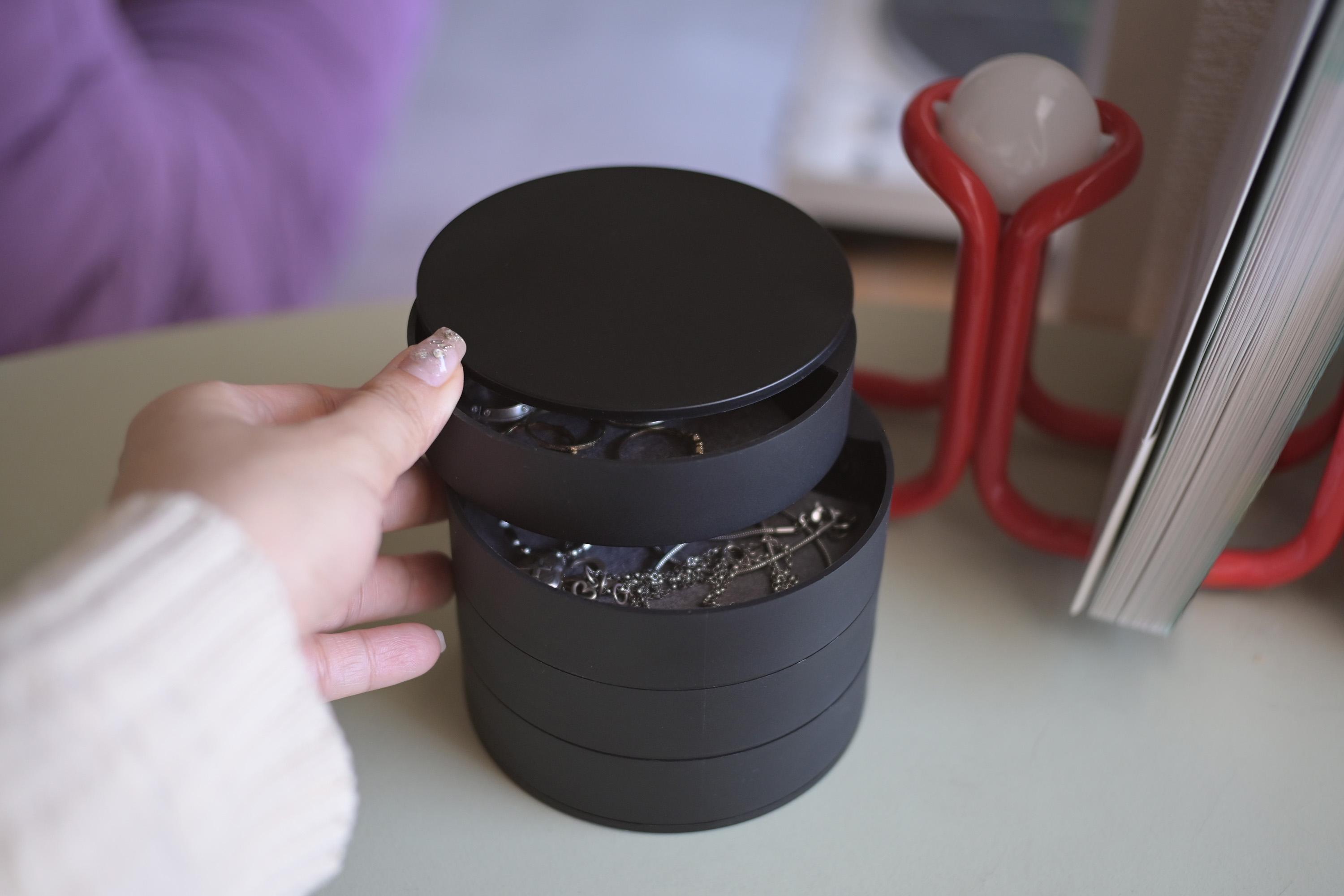 掃除後、キレイを保てない勢へ。アクセは山崎実業のトレイで「ざっくり