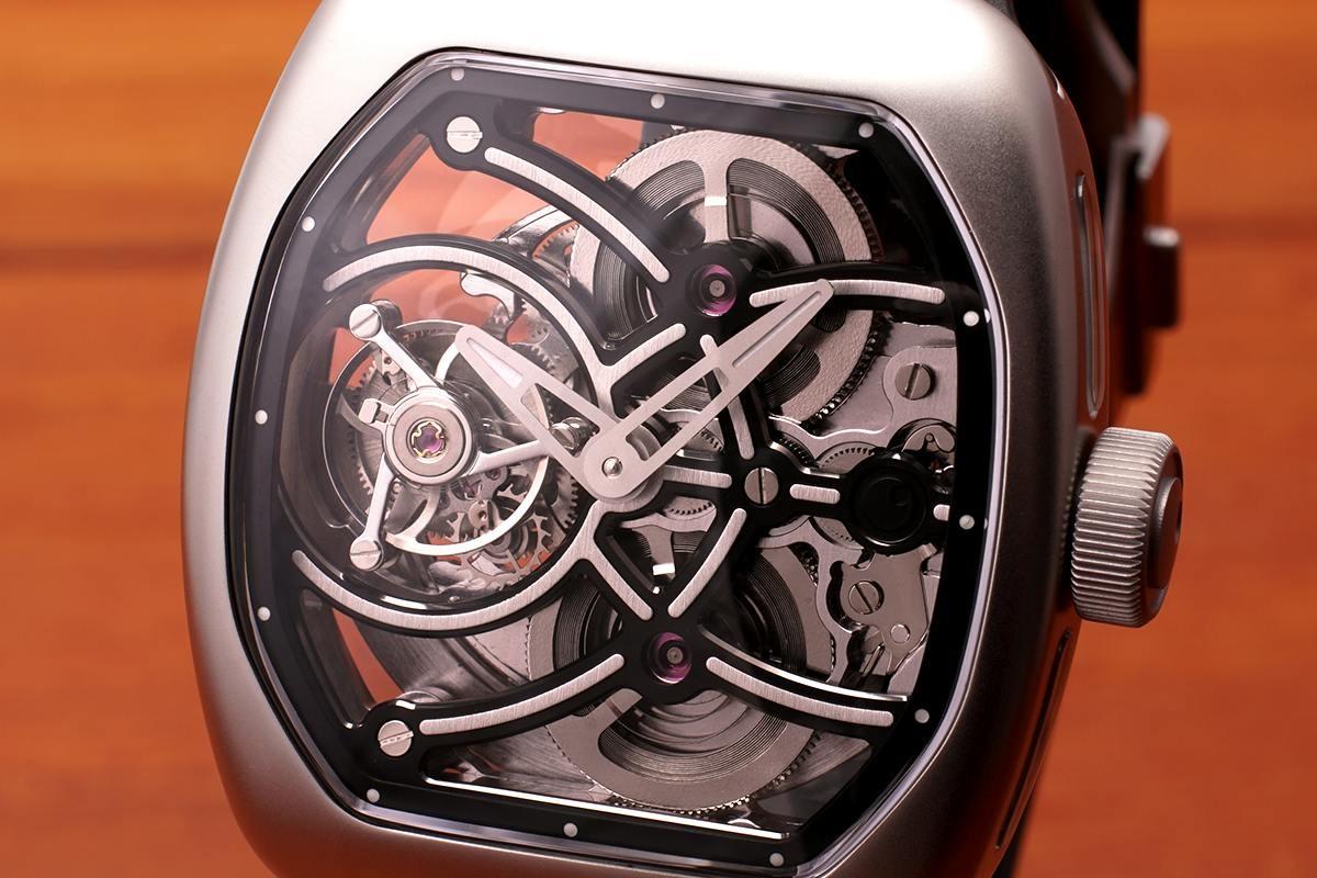 自動巻きなのに、ここまで透ける。古典と現代が融合した100本限定の