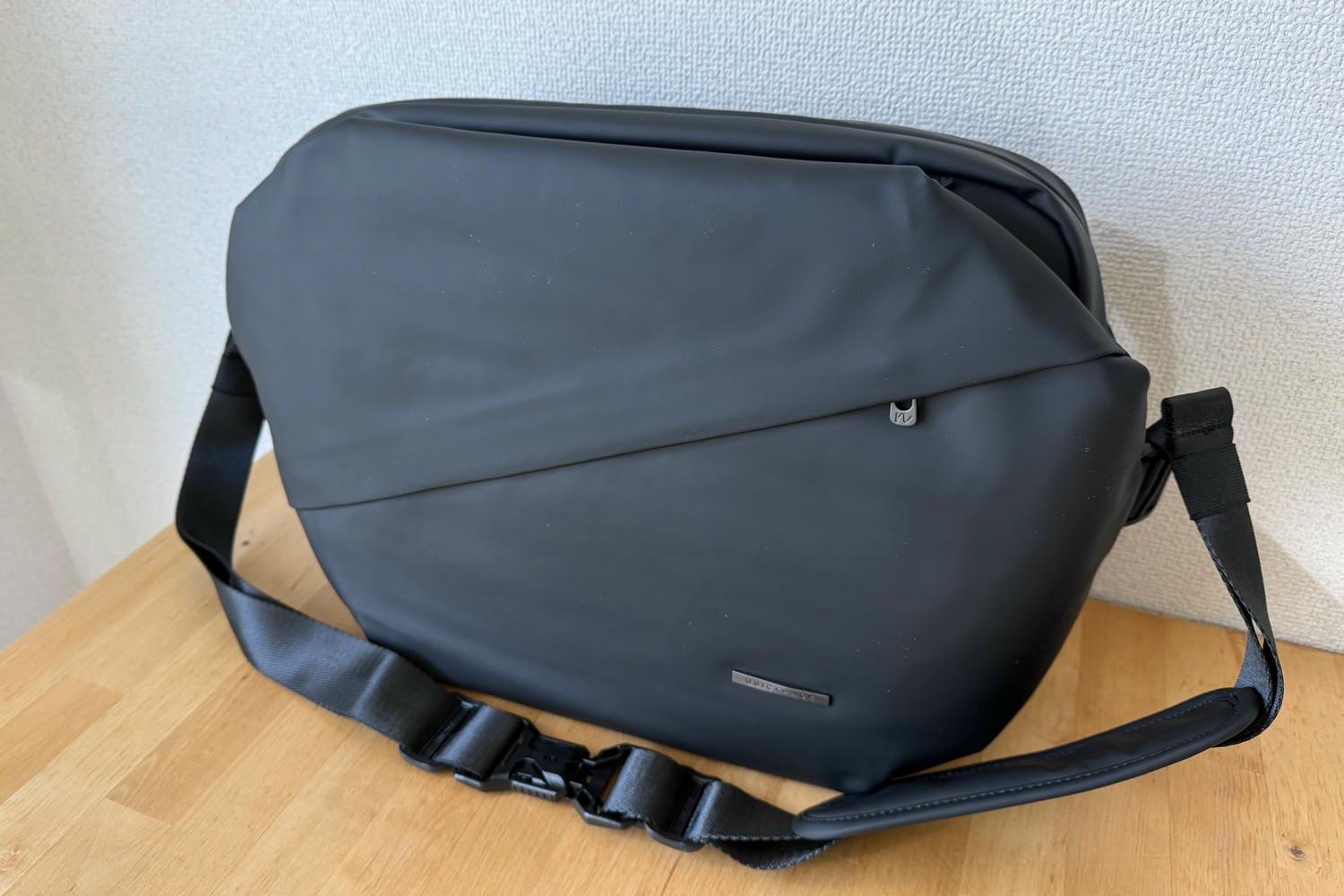 このショルダーバッグ、15インチPCが入るのに「3秒でスマホ」に手が