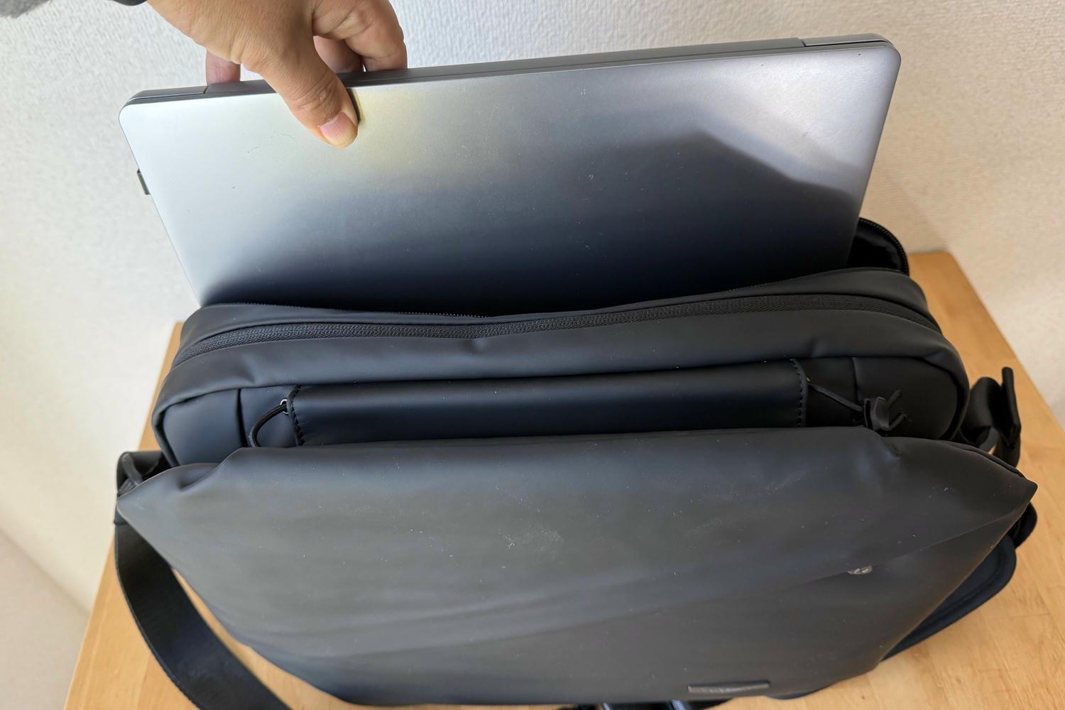 このショルダーバッグ、15インチPCが入るのに「3秒でスマホ」に手が
