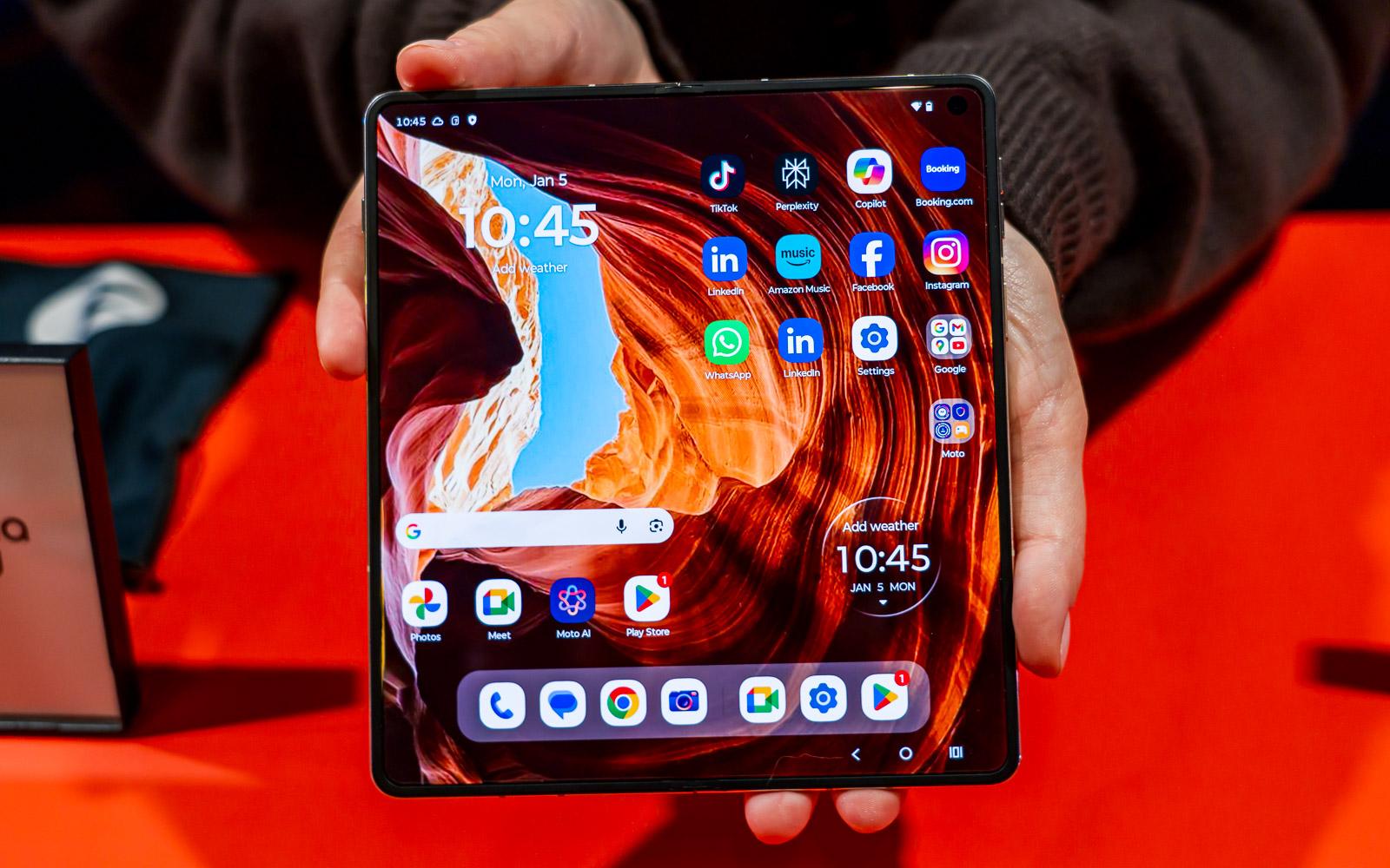 モトローラ初の「横折り版razr」の実機を試す。FIFAコラボやカメラ重視