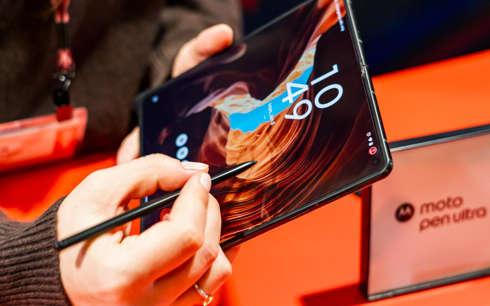 モトローラ初の「横折り版razr」の実機を試す。FIFAコラボやカメラ重視