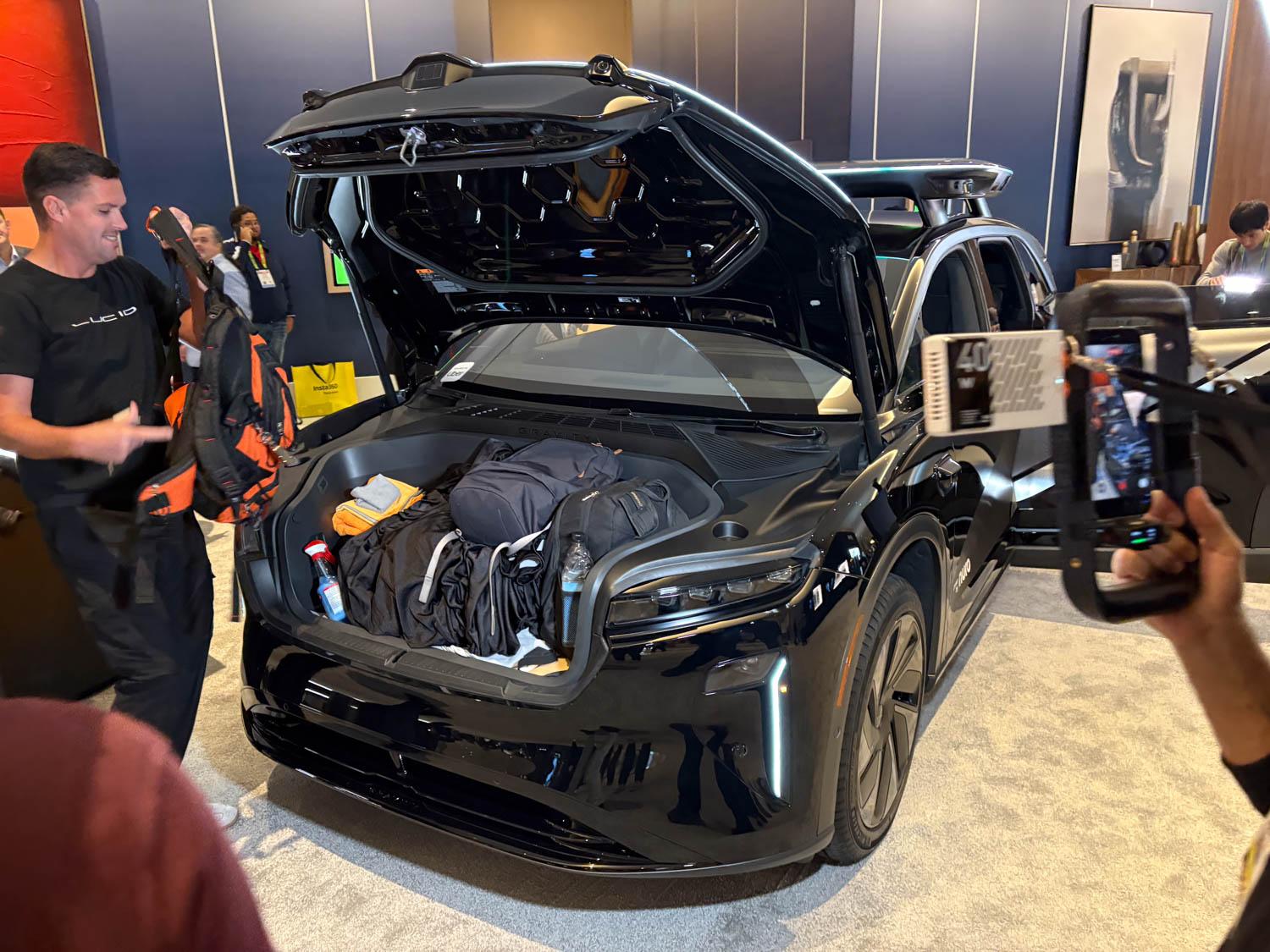 Uberが突然発表した「ロボタクシー」実車を見てきた【CES2026